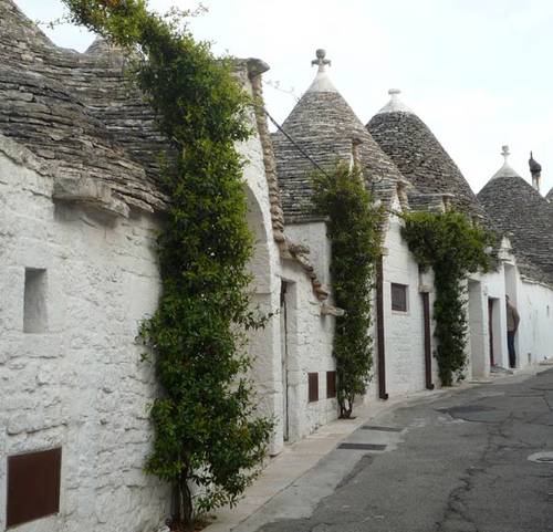 alberbello-trulli-row