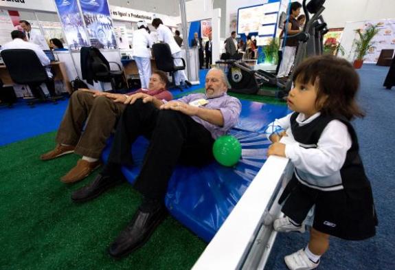 89974541-men-make-exercises-at-the-world-summit-against-obesity.jpg.CROP.promovar-mediumlarge